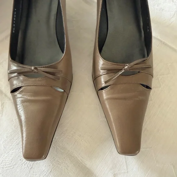 OFFERS-Stuart Weitzman 9.5 AA Leather taupe 3 inch heel shoe - Picture 5 of 12